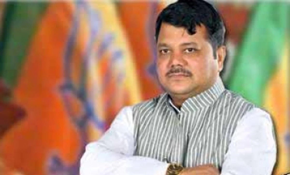 महाराष्ट्र भाजपा के एलओपी प्रवीण दारेकर करोड़पति मजदूर हैं : शिवसेना नेता