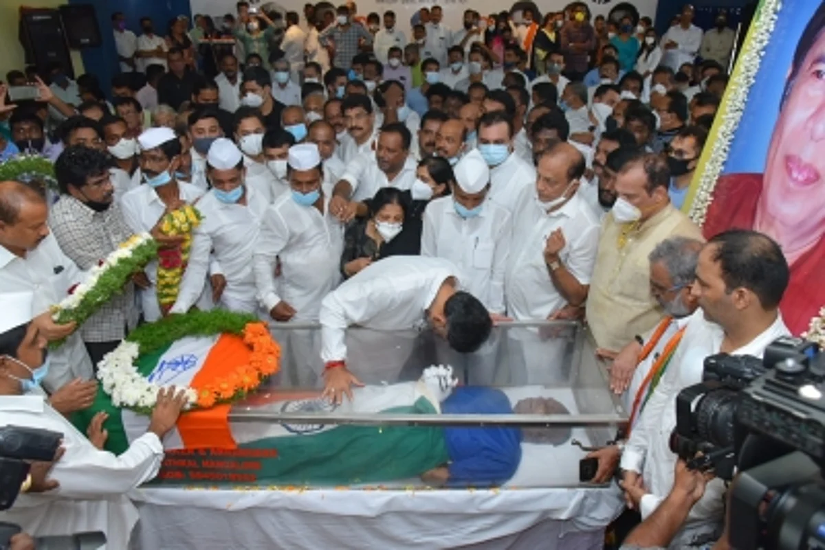 दिवंगत कांग्रेस नेता ऑस्कर फर्नांडीस को हजारों समर्थकों ने दी श्रद्धांजलि