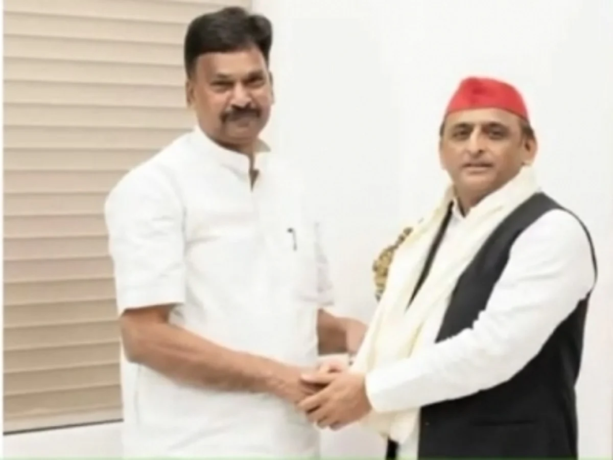 अखिलेश यादव से मिले बीजेपी विधायक, सियासी सरगर्मी तेज