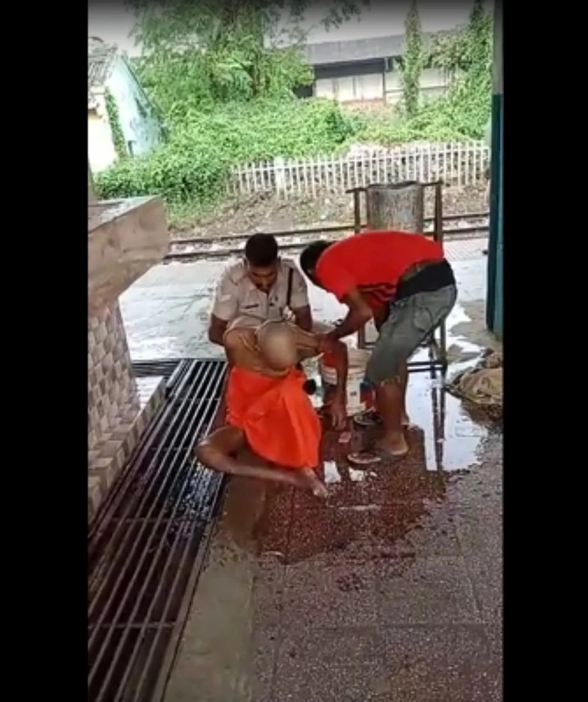 बिहार: प्लेटफॉर्म पर असहाय पड़े बुजुर्ग की सेवा में जुटा आरपीएफ जवान, वीडियो हुआ वायरल