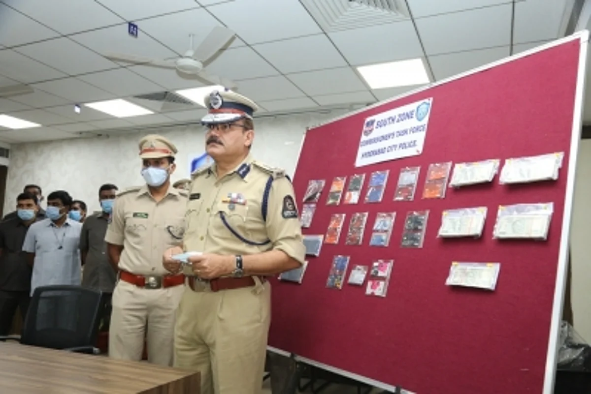 हैदराबाद में एटीएम से धोखाधड़ी कर बैंकों से ठगी करने वाले गिरोह का भंडाफोड़