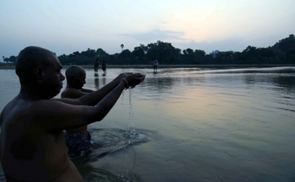 कर्नाटक के मंत्री ने कोविड पीड़ितों के 1,200 लावारिस शवों का किया पिंडदान