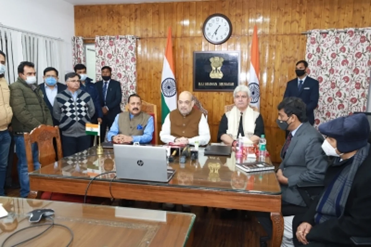 शाह ने श्रीनगर-शारजाह के बीच उद्घाटन उड़ान को हरी झंडी दिखाकर रवाना किया (लीड-1)