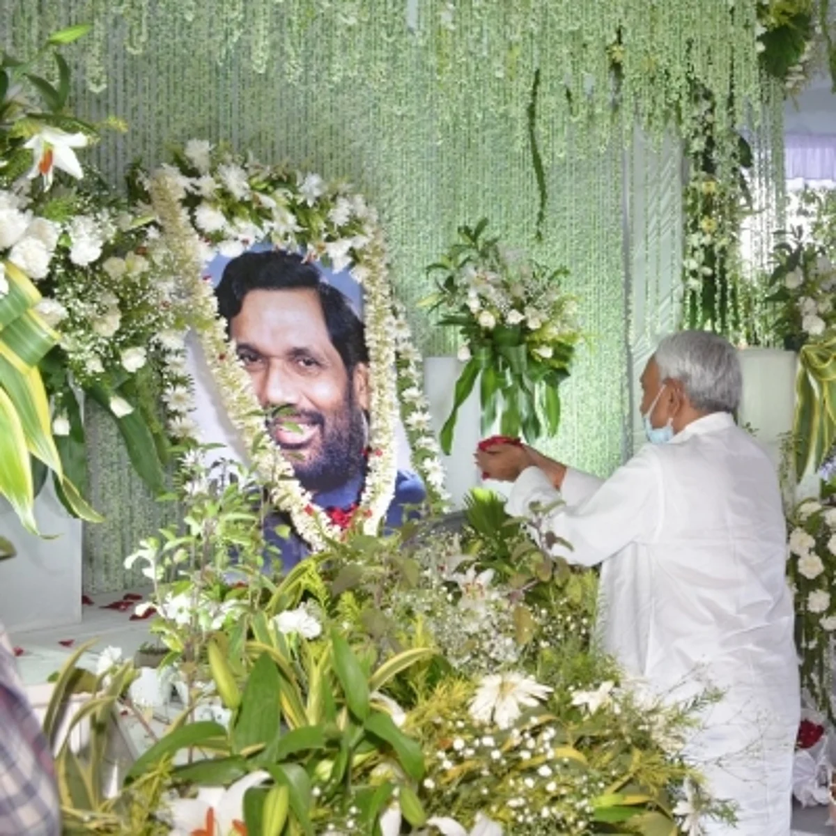 पूर्व केंद्रीय मंत्री रामविलास की पुण्यतिथि पर लोजपा कार्यालय में लगा जमावड़ा, राज्यपाल, सीएम ने दी श्रद्घांजलि