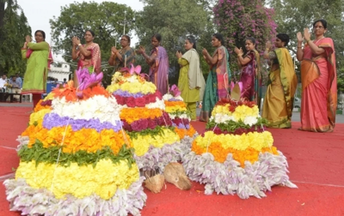 तेलंगाना के मुख्यमंत्री ने बथुकम्मा उत्सव पर लोगों को दी बधाई