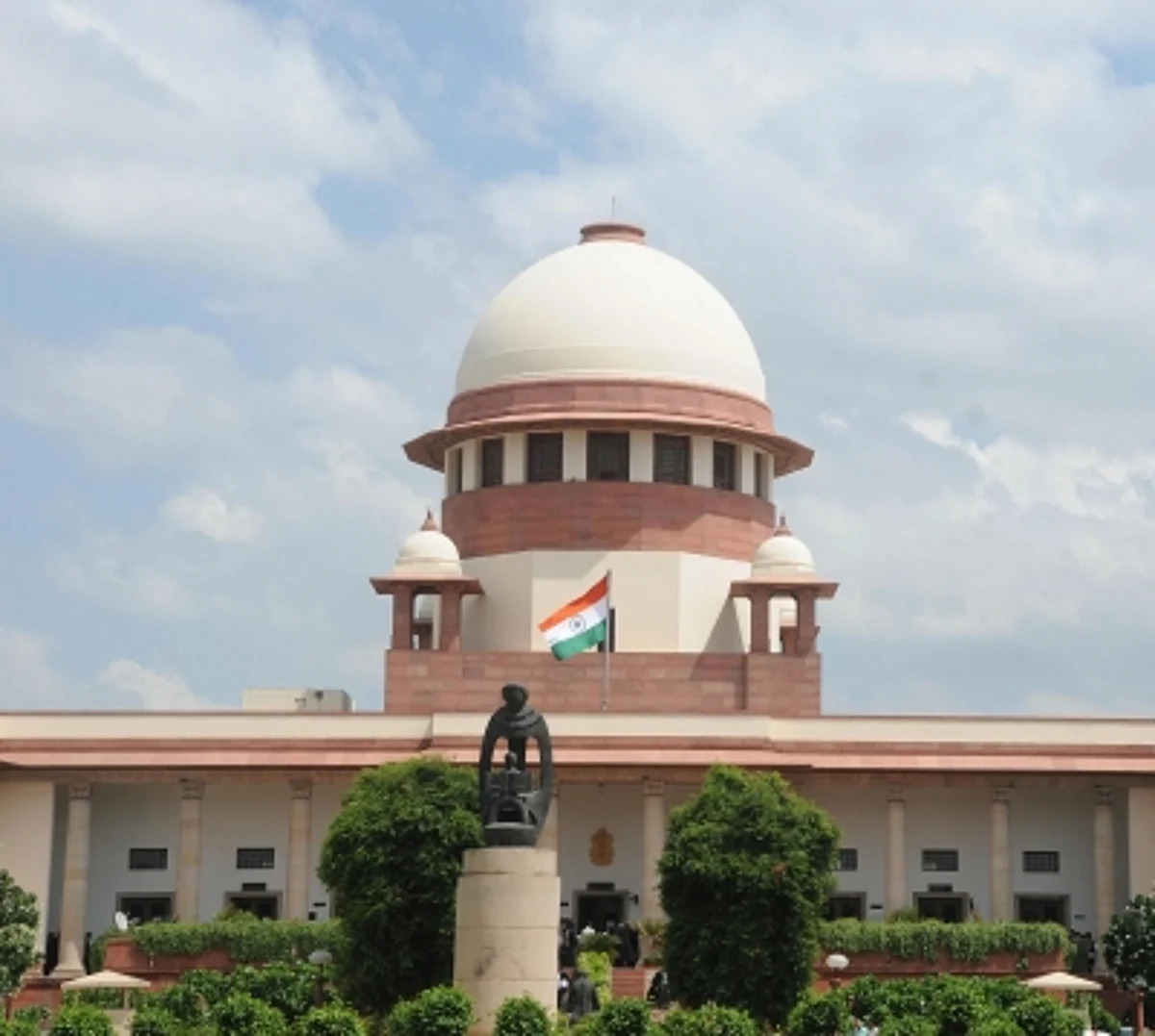 सुप्रीम कोर्ट का केंद्र को नोटिस, फ्लैट खरीदने वालों को बिल्डरों के रहमोकरम पर नहीं छोड़ा जा सकता