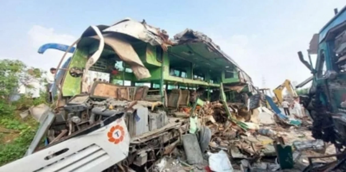 यूपी में बड़ा सड़क हादसा : ट्रक-बस की टक्कर में 13 लोगों की मौत, 30 से अधिक घायल