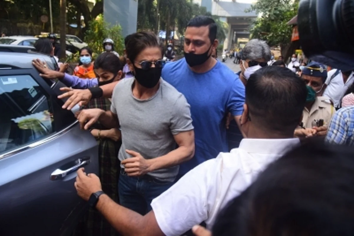 बेटे को जेल से लेने पहुंचे शाहरुख, जूही चावला ने भरा बेल बॉन्ड