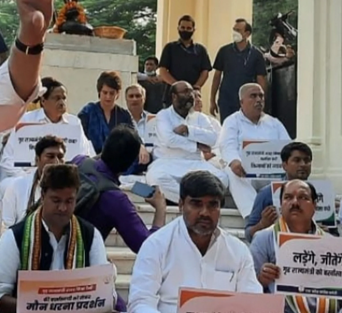 अजय मिश्रा को बर्खास्त करने की मांग को लेकर प्रियंका ने लखनऊ में की मौन व्रत की अगुवाई