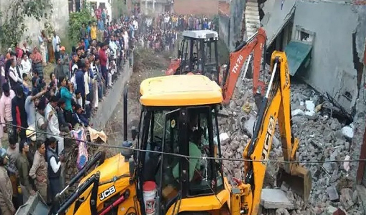 मेरठ के जयभीम नगर में दो मंजिला मकान के भरभराकर गिरने से एक बच्चे की मौत