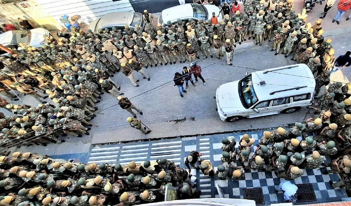 मेरठ : पुलिस ने चोरी की गाड़ियां बेचने वाले करोड़पति कबाड़ी हाजी इकबाल की 10 करोड़ की संपत्ति की जब्त