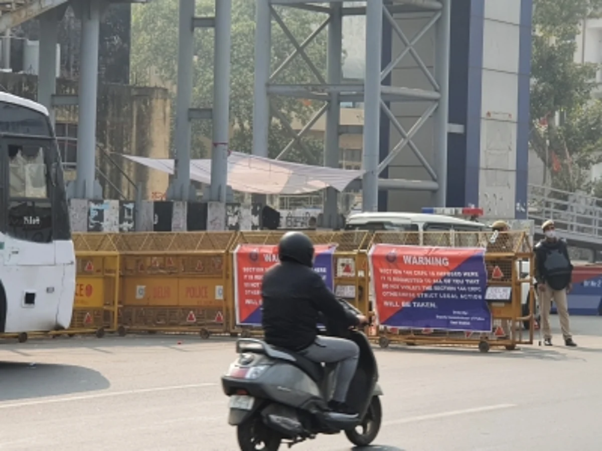 किसानों के दिल्ली कूच पर पुलिस के कड़े सुरक्षा इंतजाम, धारा 144 लागू, सड़कों पर बैरिकेडिंग