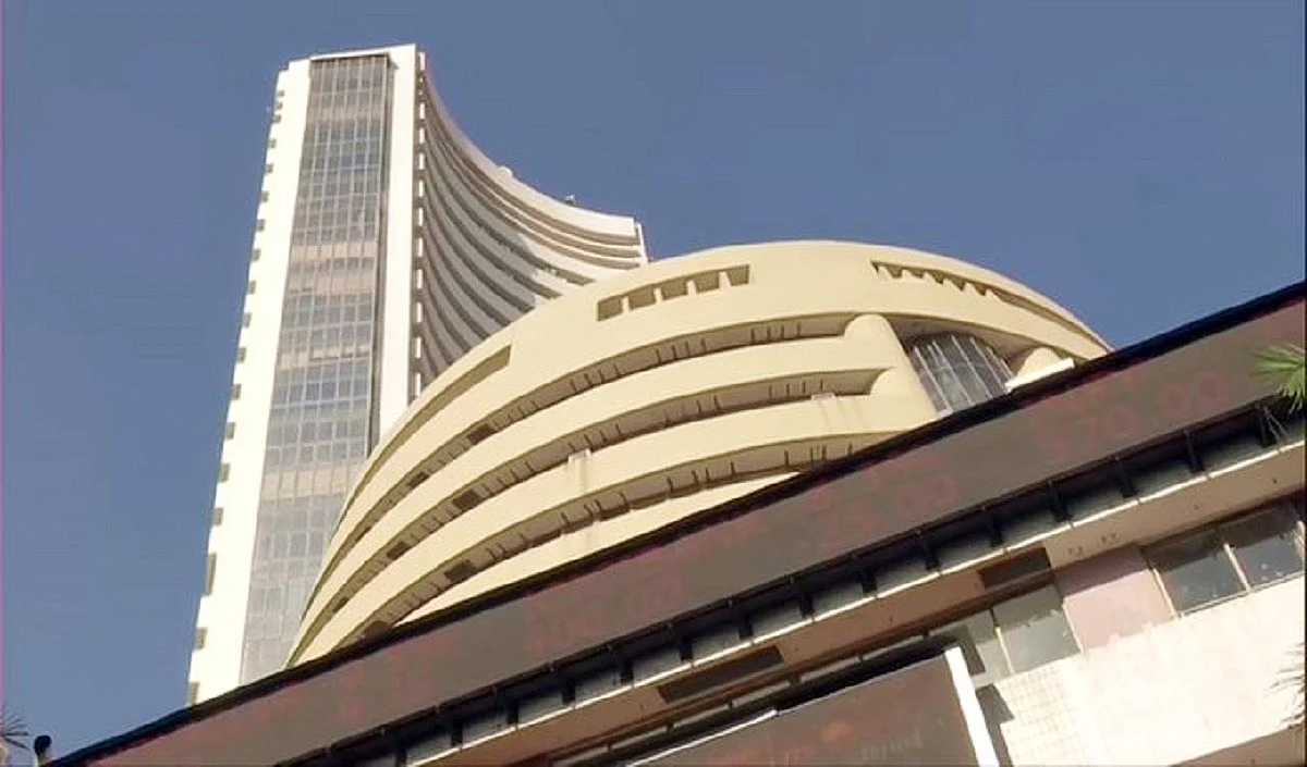 लाल निशान पर खुला शेयर बाजार, सेंसेक्स 100 अंक टूटा; निफ्टी 17,900 से नीचे