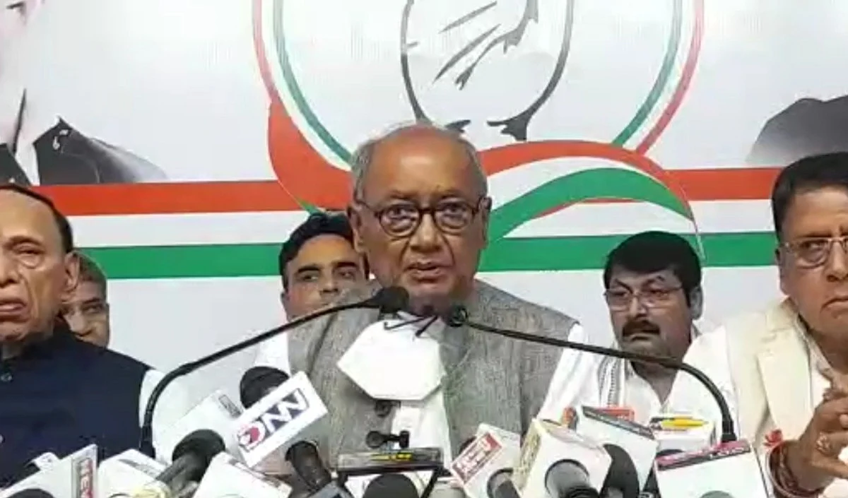 दिग्विजय सिंह ने रामेश्वर शर्मा पर कसा तंज, कहा -मैं एक कांग्रेस कार्यकर्ता हूँ , मेरे घुटने तोड़ दो