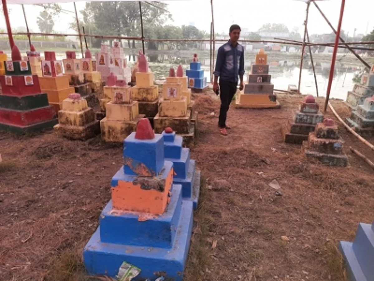 बिहार: शराब कांड के बाद छठ के गीत नहीं, कई घरों से रोने और सिसकियों की गूंज रही आवाजें