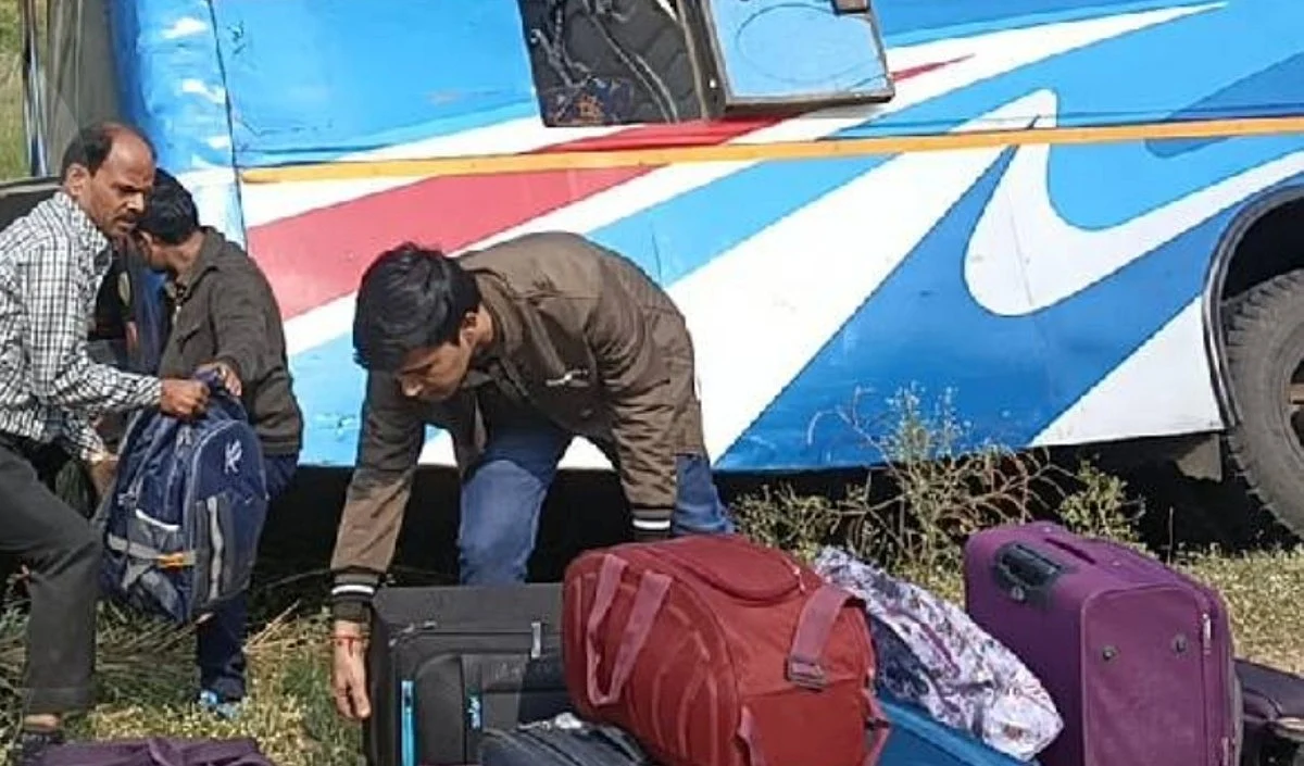 बारातियों से भरी बस हुई दुर्घटनाग्रस्त, मौके पर पहुंची पुलिस