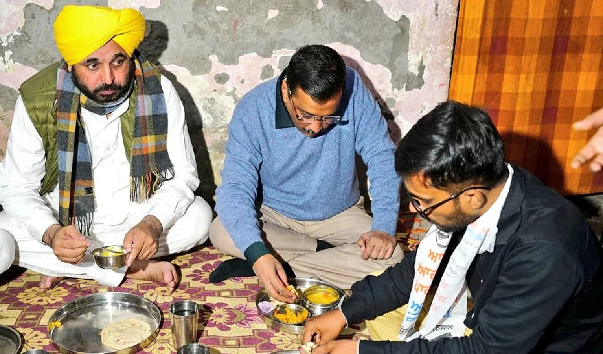 Prabhasakshi NewsRoom। पंजाब जीतने के लिए केजरीवाल नई चाल, ऑटो ड्राइवर के घर खाया खाना
