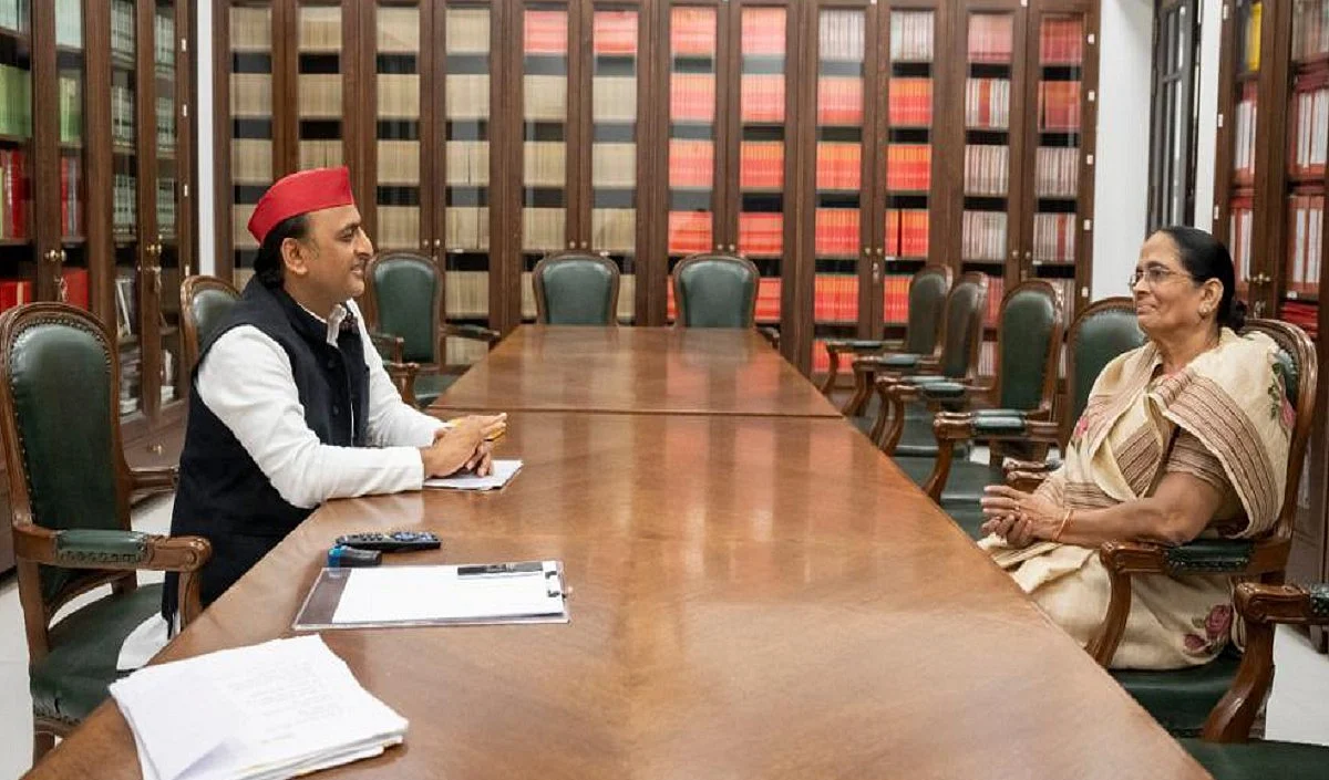 भाजपा को मिला अनुप्रिया का साथ तो अखिलेश के साथ आईं मां कृष्णा, समझिए किस पर कौन पड़ सकता है भारी ?