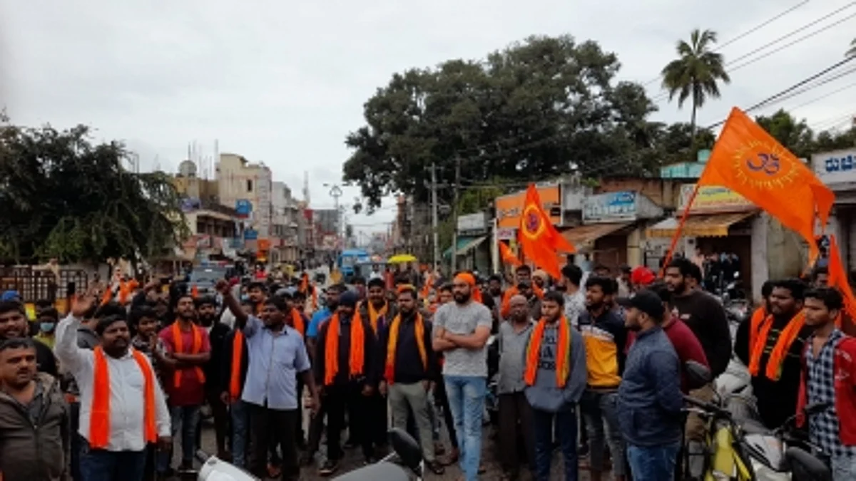 कर्नाटक में तीर्थयात्रियों पर हमले की निंदा के चलते हिंदू संगठनों ने बंद रखा