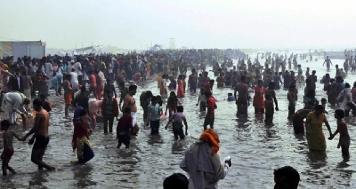 बिहार: कार्तिक पूर्णिमा पर गंगा-गंडक संगम पर हजारों श्रद्धालुओं ने लगाई आस्था की डुबकी