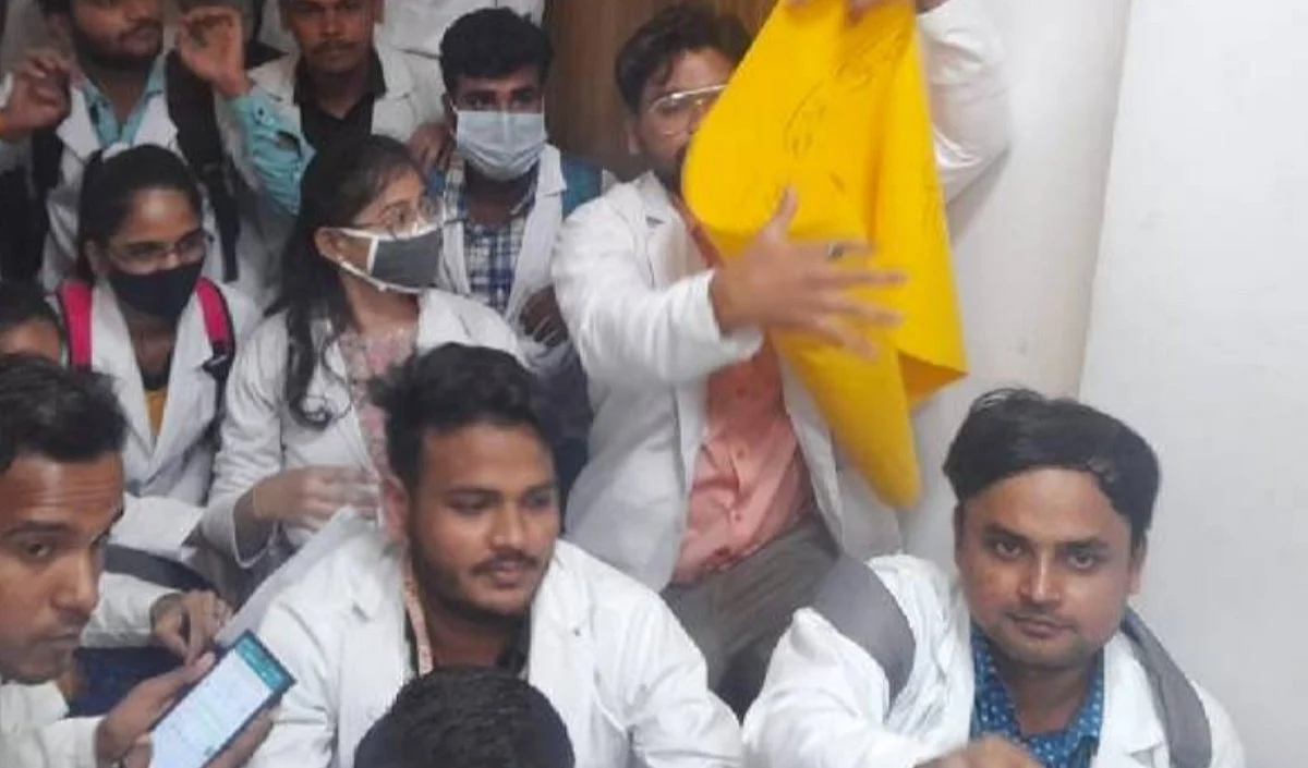 पिछले 3 सालों से एक क्लास में पढ़ रहे है छात्र, मेडिकल एजुकेशन डिपार्टमेंट के दफ्तर के बाहर दिया धरना