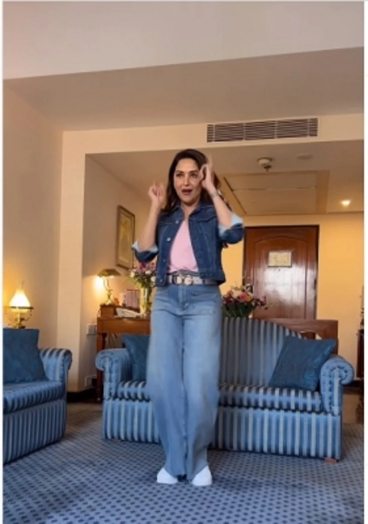 माधुरी ने मेघन ट्रेनर के ट्रैक एक दो तीन, चने के खेत में पर दिखाईं नई अदाएं