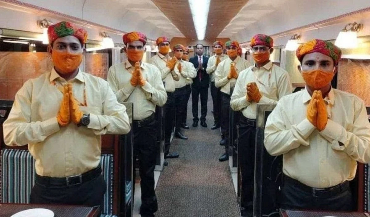 रामायण सर्किट एक्सप्रेस के वेटरों की बदली पोशाक, संत समाज से मांगी माफी