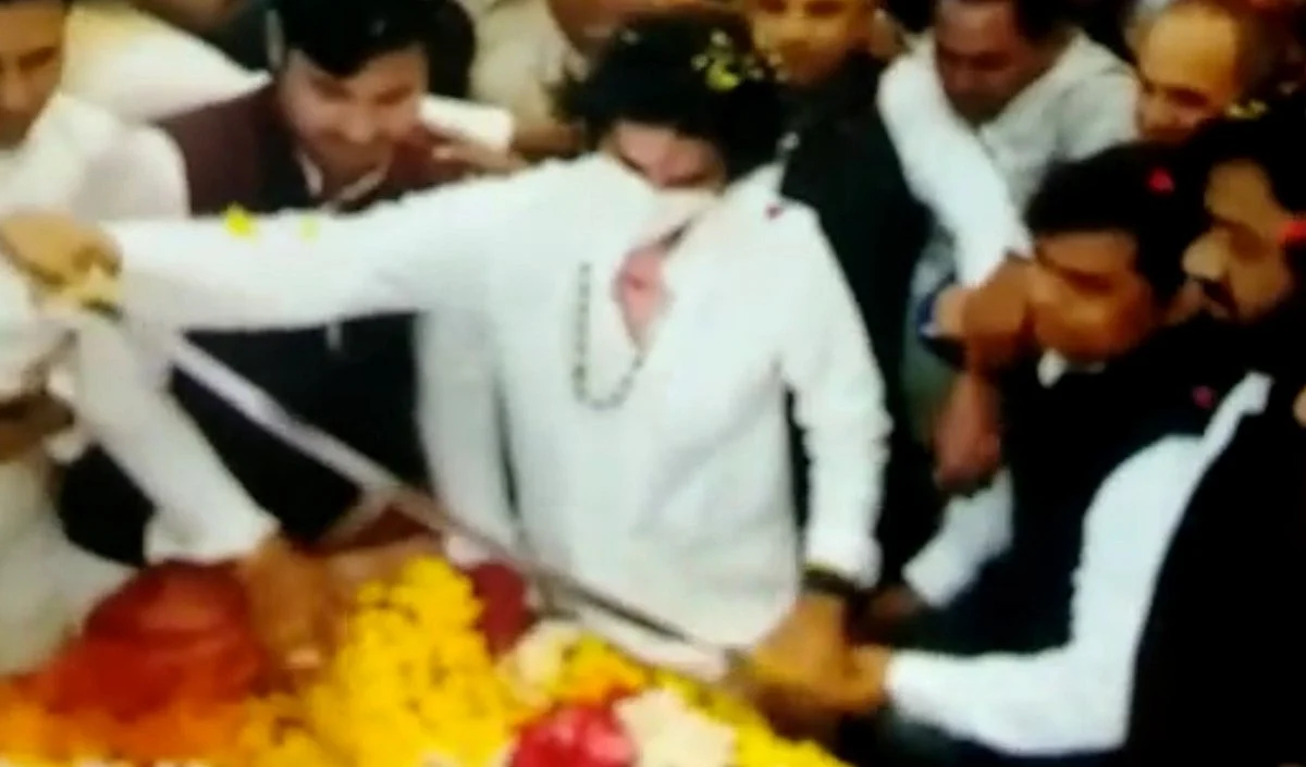 ज्योतिरादित्य सिंधिया के पुत्र युवराज महाआर्यन ने तलवार से केक काटकर मनाया जन्मदिन