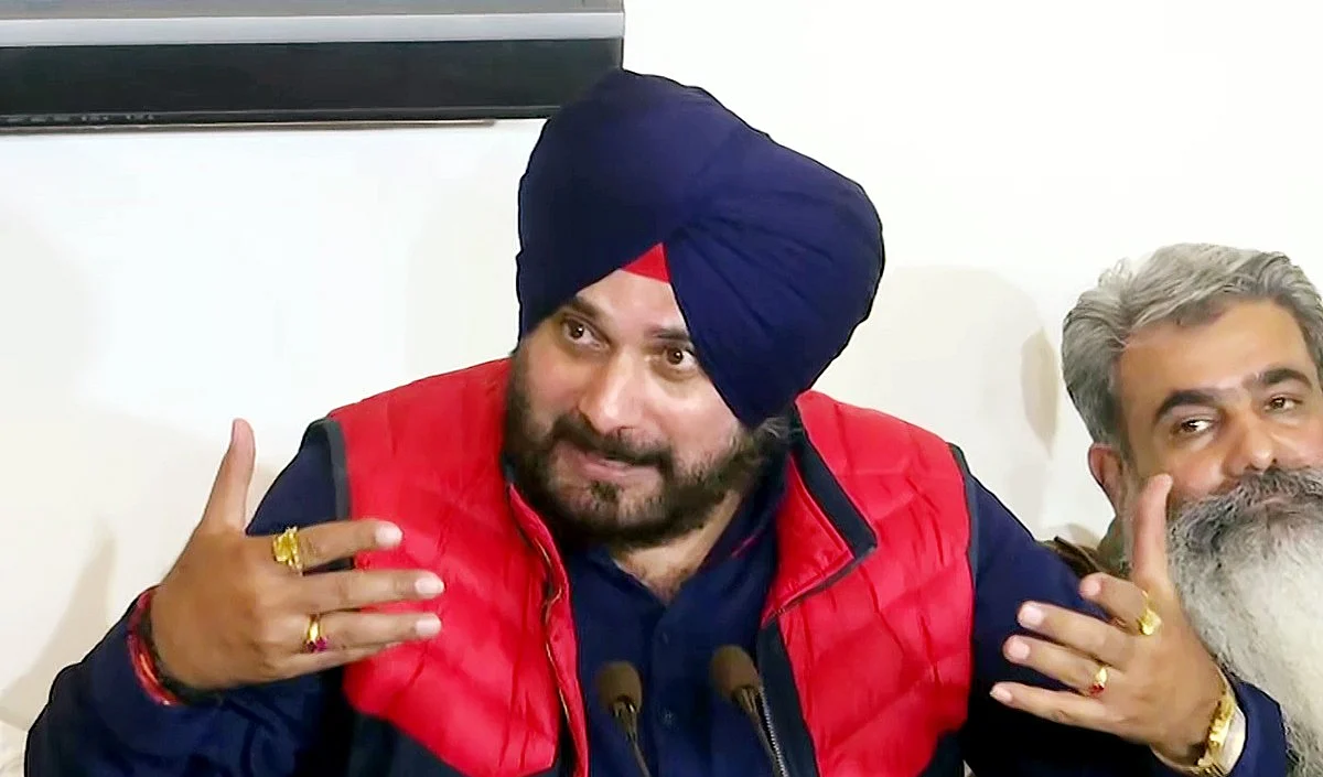 पंजाब प्रदेश कांग्रेस के प्रमुख नवजोत सिंह सिद्धू के विरूद्ध आपराधिक अवमानना याचिका