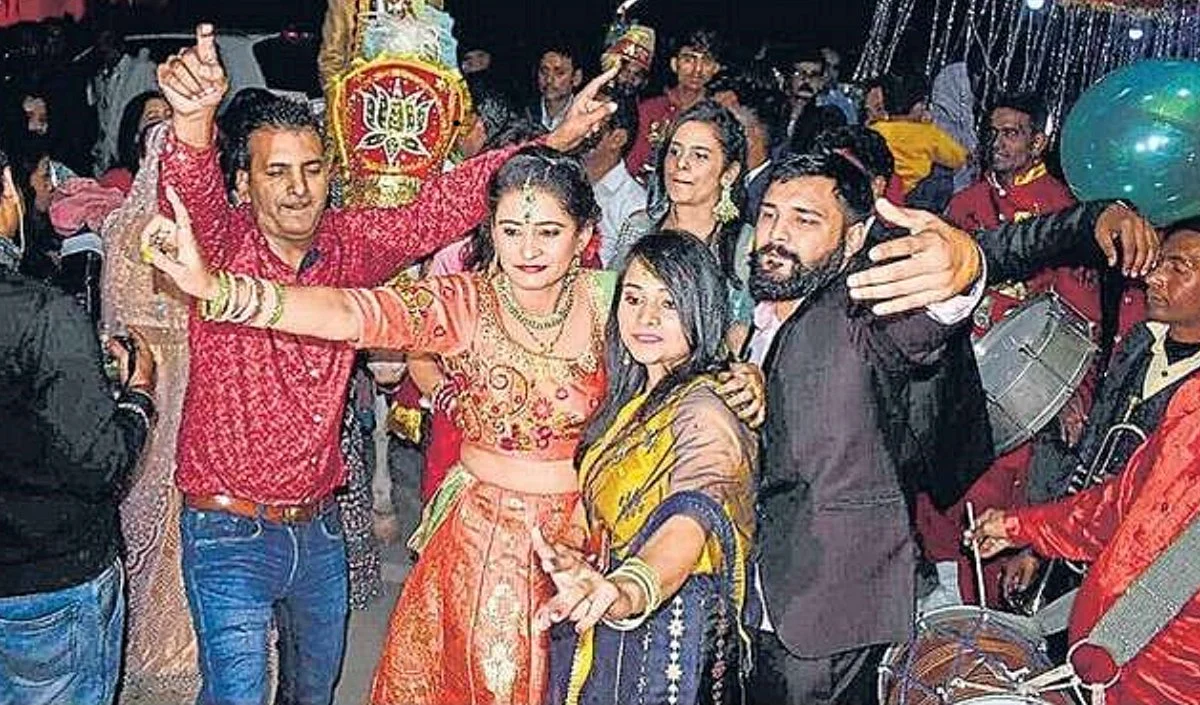 सहालग लगते ही मेरठ में शादियों की मची धूम लेकिन ट्रैफिक का बजा बैंड, मंडपों में गूंजी शहनाई, हुई ढाई हजार से ज्यादा शादियां