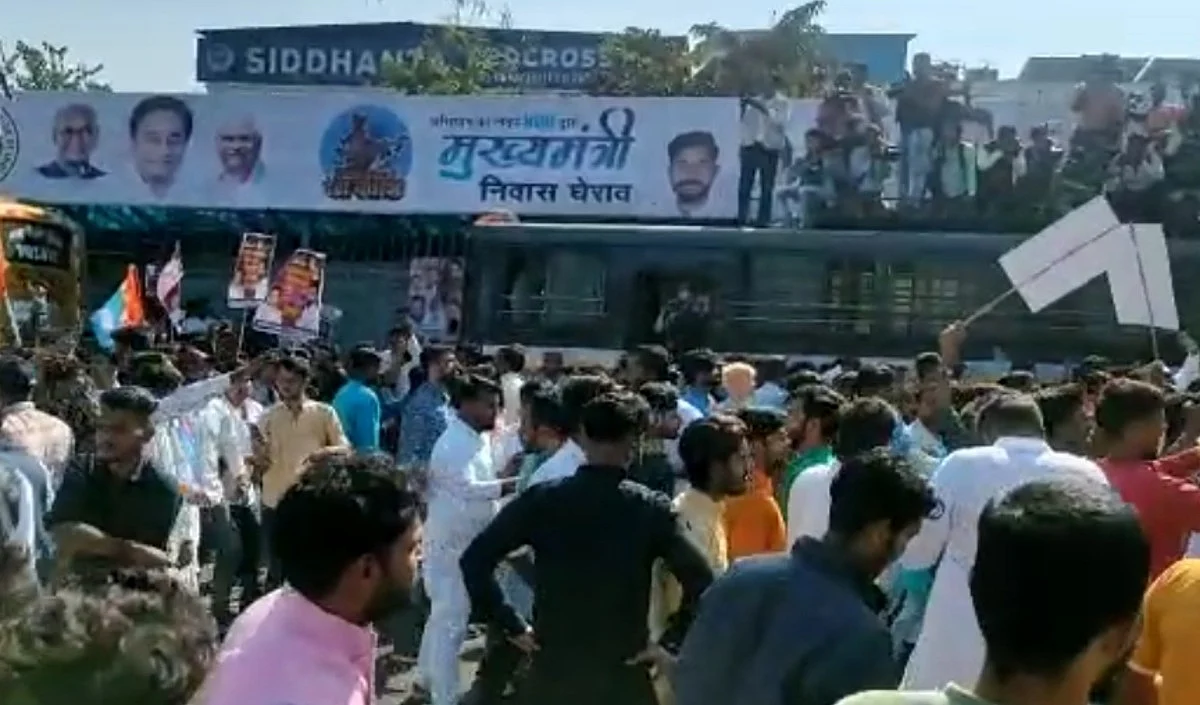 भोपाल में NSUI कार्यकर्ताओं ने किया CM निवास का घेराव, पुलिस ने की लाठीचार्ज