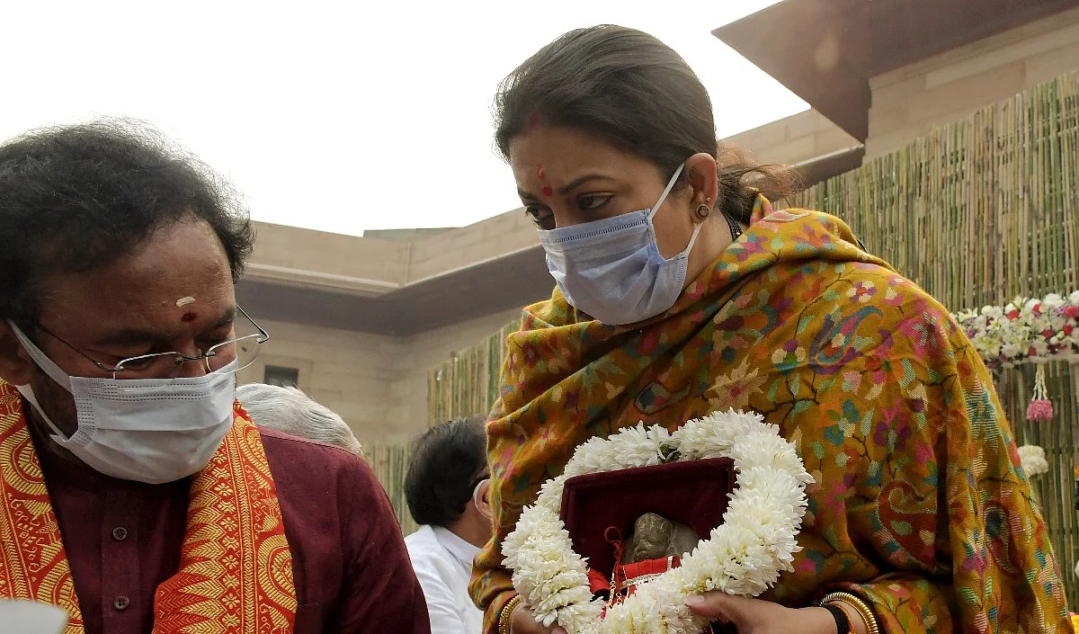 घर पर लड़का है, पर लड़ नहीं सकता: ईरानी ने प्रियंका के नारे पर किया कटाक्ष