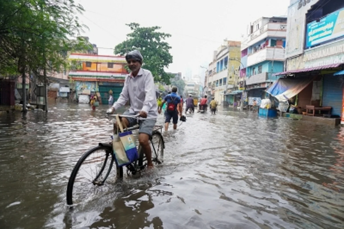 चेन्नई में लोगों के लिए कहर बनकर बरसी बारिश, कई इलाकों में जल भराव से बिजली सप्लाई ठप