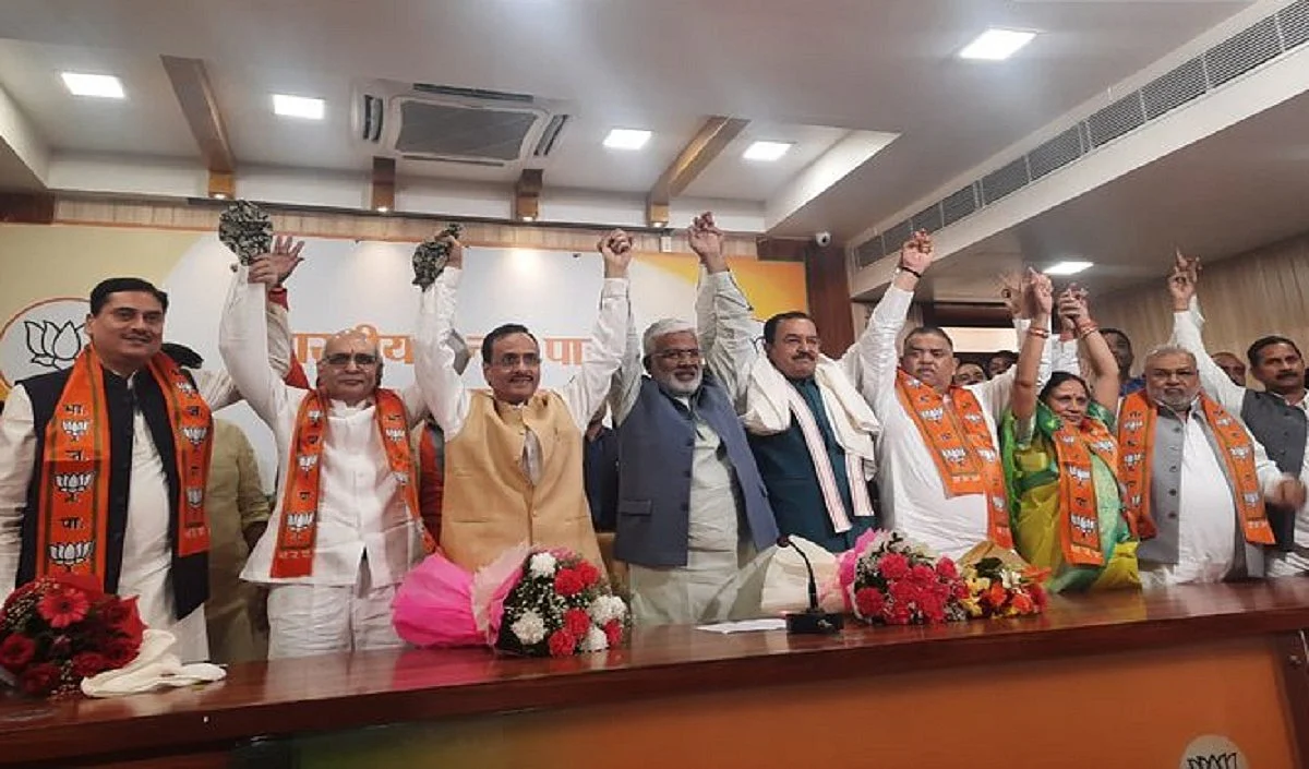 चुनाव से पहले समाजवादी पार्टी को झटका, 4 MLC भाजपा में हुए शामिल