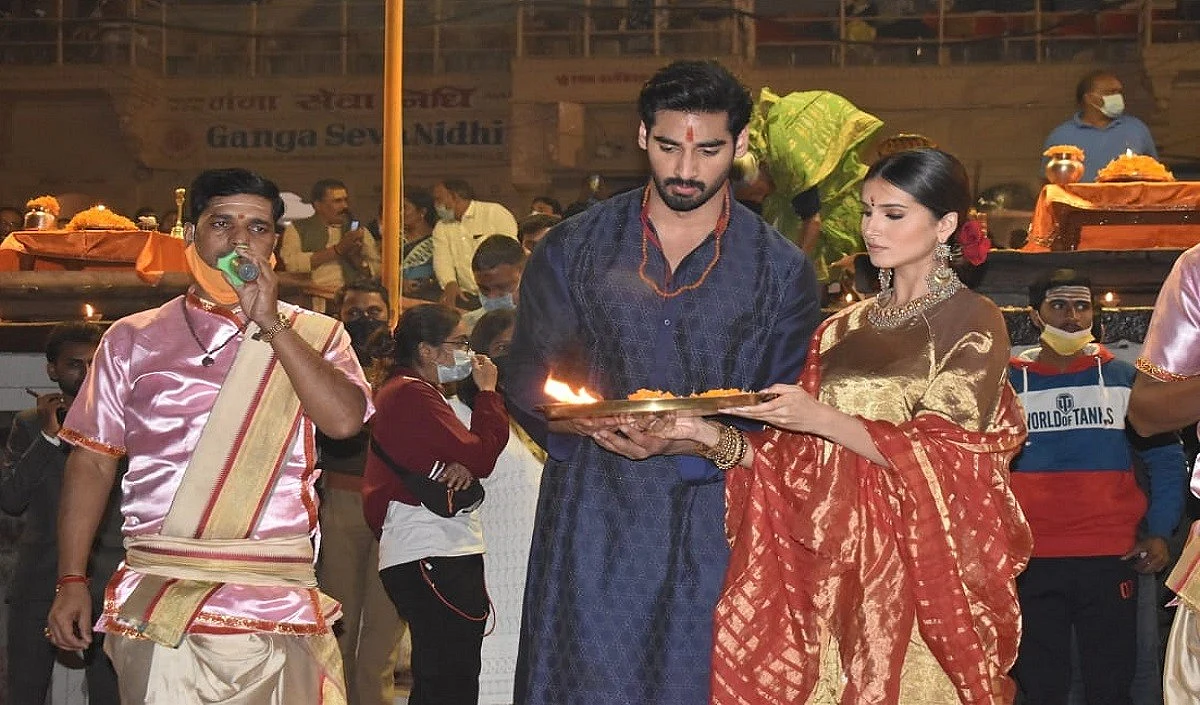 माँ गंगा की आरती देखने बनारस पहुँचे बॉलीवुड स्टार अहान शेट्टी और तारा सुतरिया