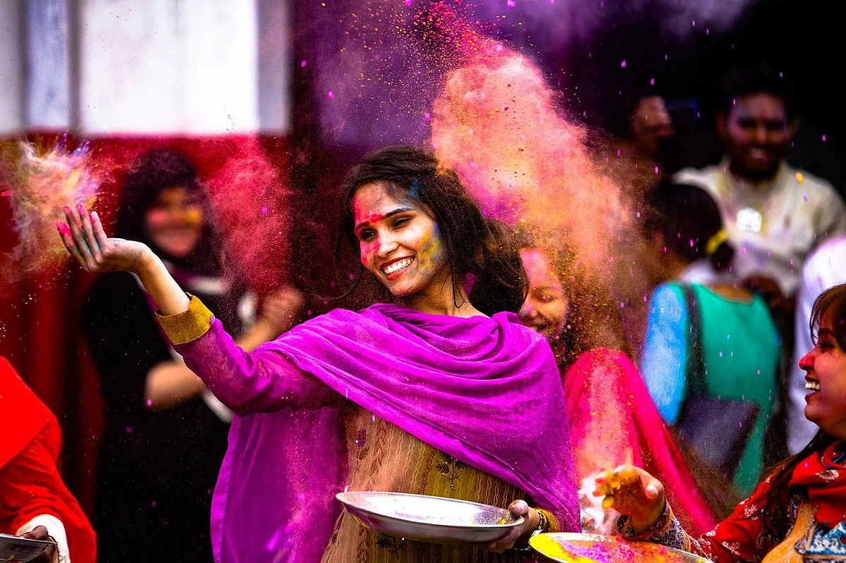 होली पर रंग कैसे छुड़ाए - How To Remove Holi Colour From Skin in Hindi