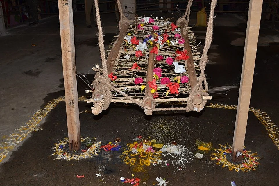 बेल और कांटों का झूला, जिसमें नाबालिग लड़की को बिठाया जाता है।