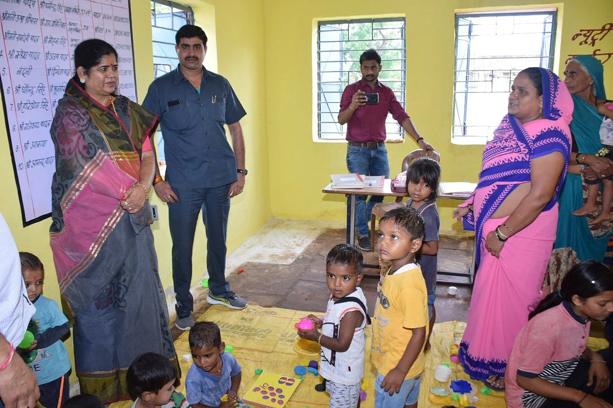 महिला-बाल विकास मंत्री इमरती देवी आंगनबाड़ी केंद्रों का निरीक्षण करते हुए।