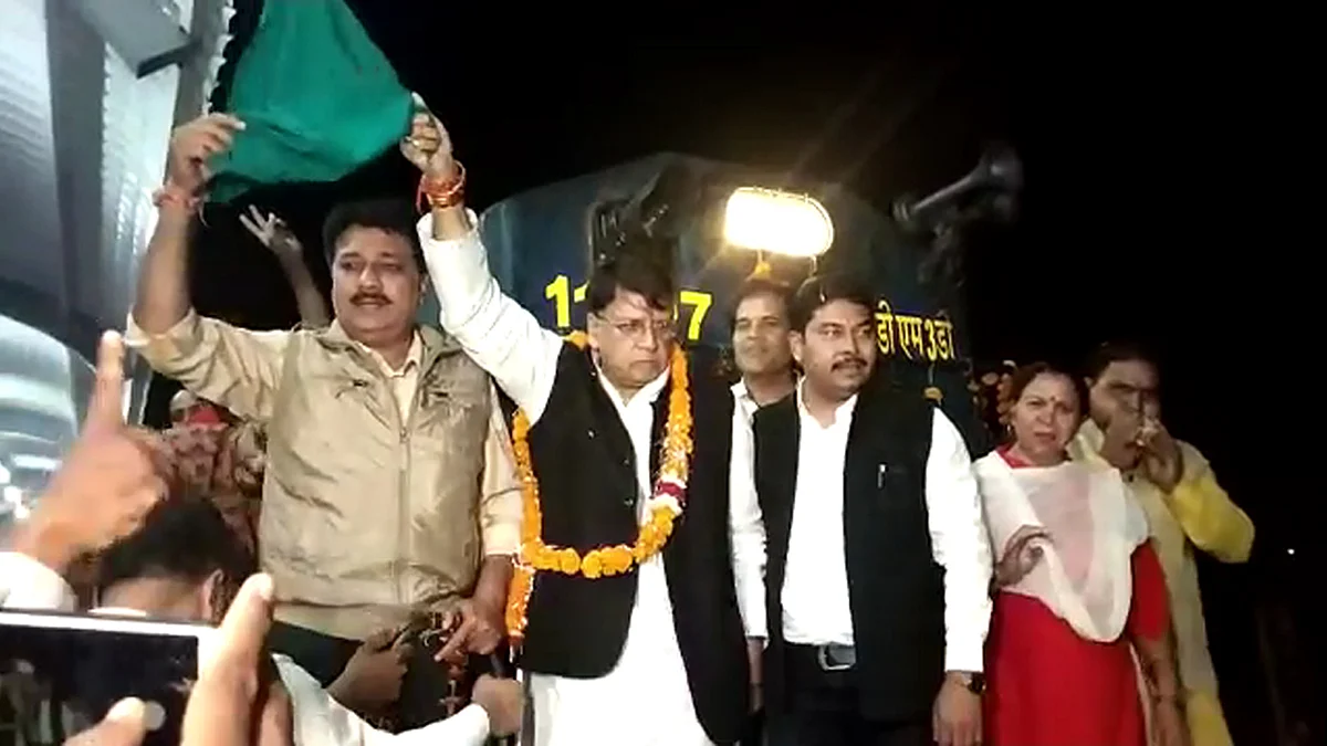 कैबिनेट मंत्री ने स्पेशल ट्रेन को हरी झंडी दिखाकर किया रवाना