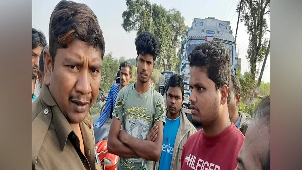 एक युवक पुलिस के हवाले