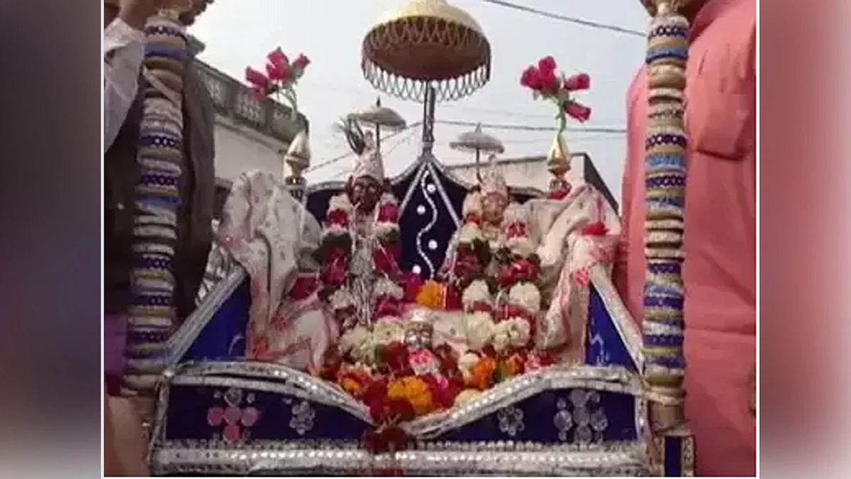 कोर्ट के आदेश पर मंदिर से अदालत लाए गए भगवान