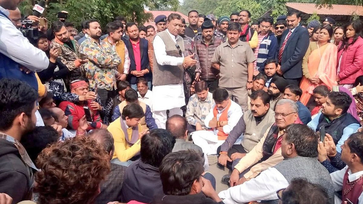 कैलाश विजयवर्गीय समेत सैकड़ोंकार्यकर्ता बैठे धरने पर