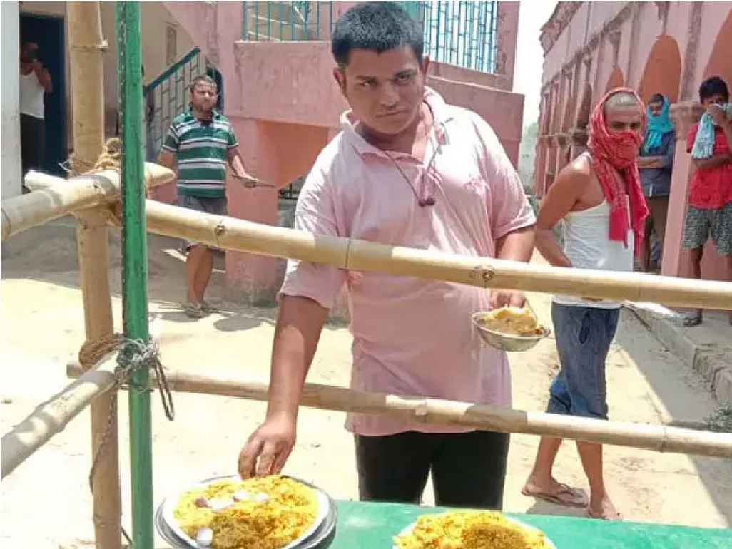 क्वारंटाइन केंद्र पर भोजन के दौरान प्रवासी युवा अनूप ओझा।