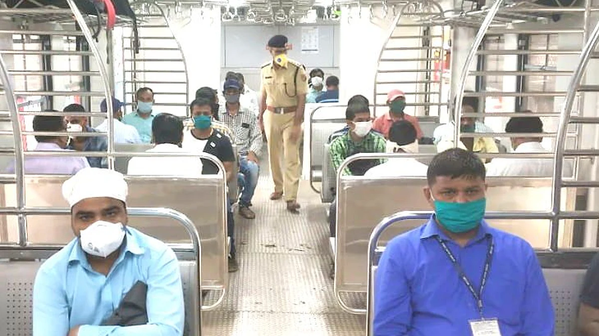 मुंबई लोकल ट्रेन में अन्य के यात्रा करने हेतु कोर्ट ने सरकार को दी हिदायत