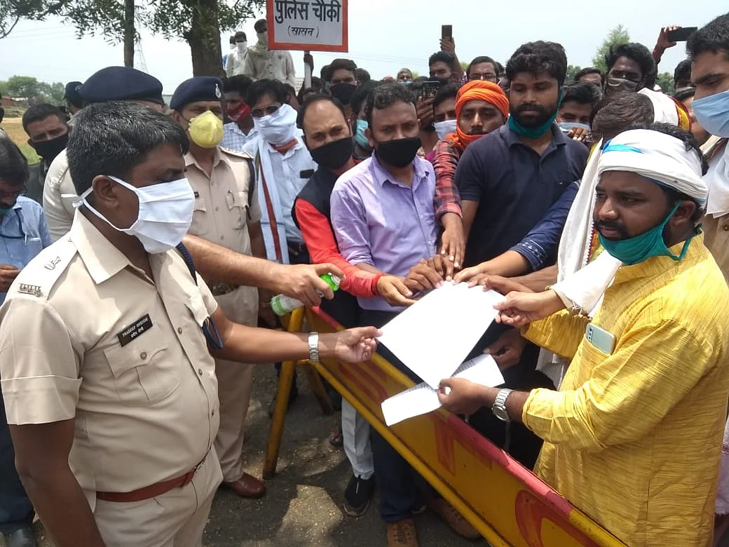 एडिशनल एसपी के समक्ष ज्ञापन सौपते हुए