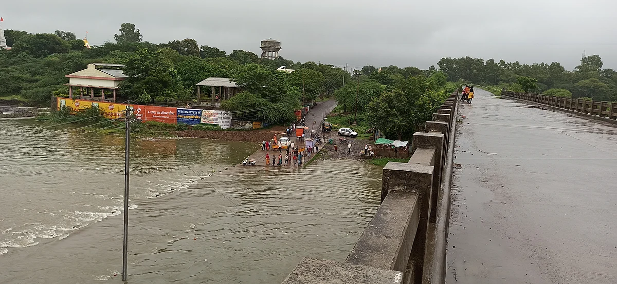 नदी पर नहीं कोई सुरक्षा के इंतज़ाम, लोग अपनी जान डाल रहें जोखिम में