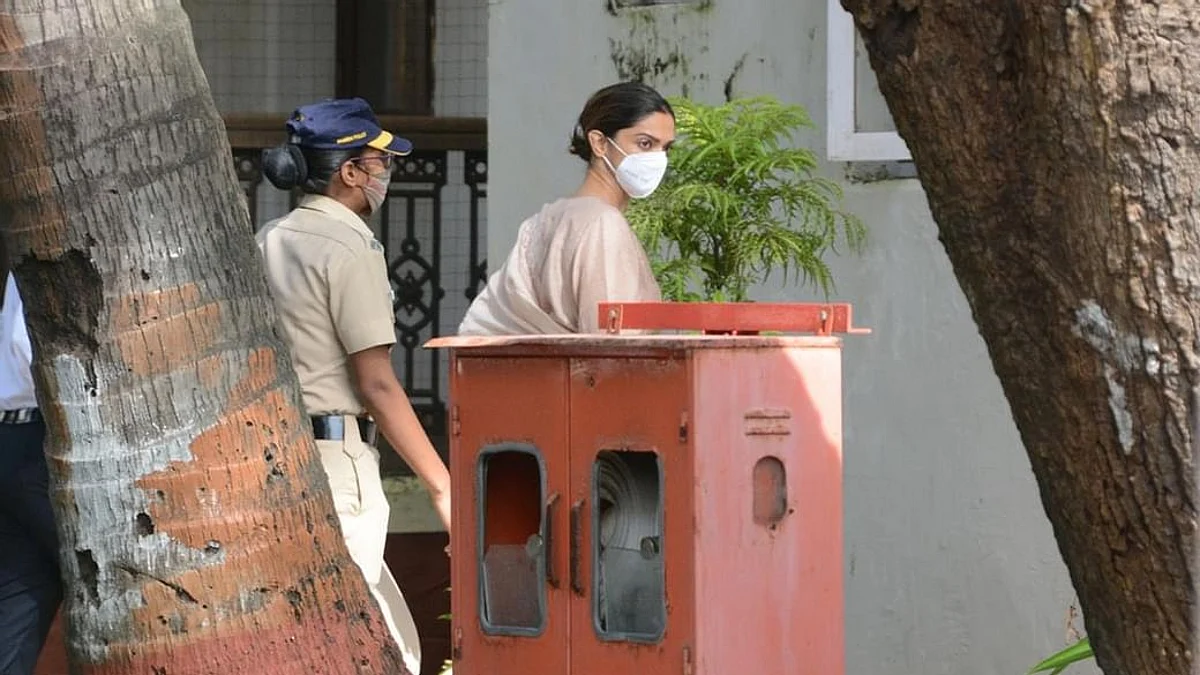 Drug Case: एनसीबी ऑफिस पहुंची दीपिका पादुकोण, पूछताछ जारी