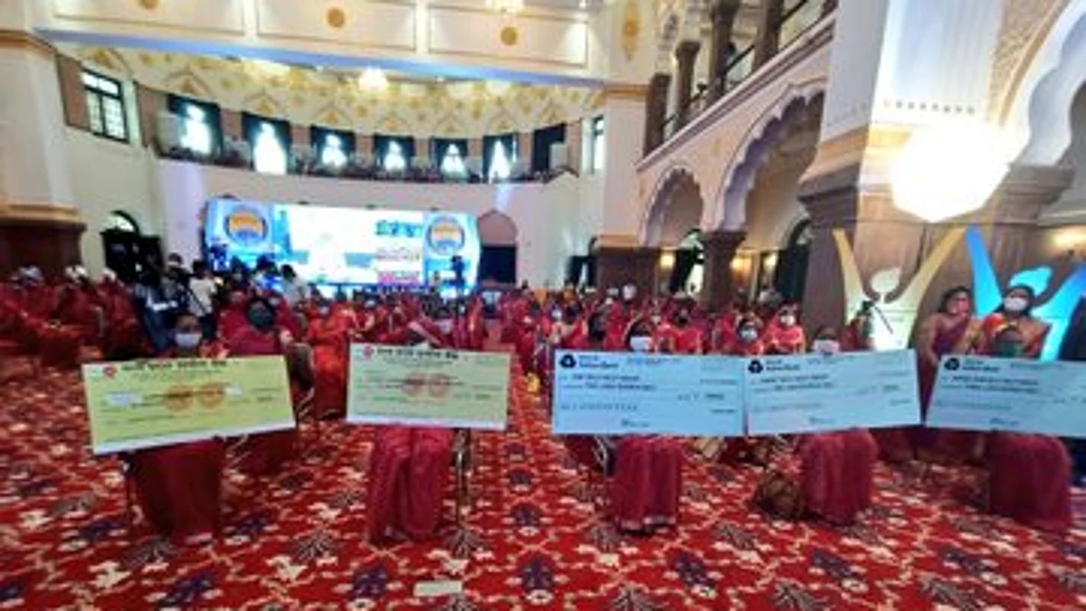 सीएम ने स्वसहायता समूह की बहनों को स्वीकृत ऋण का चेक भेंटकर दी शुभकामनाएं