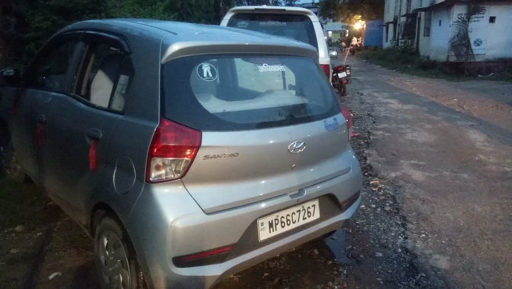 कार जिसका शीशा तोड़ निकले रूपए