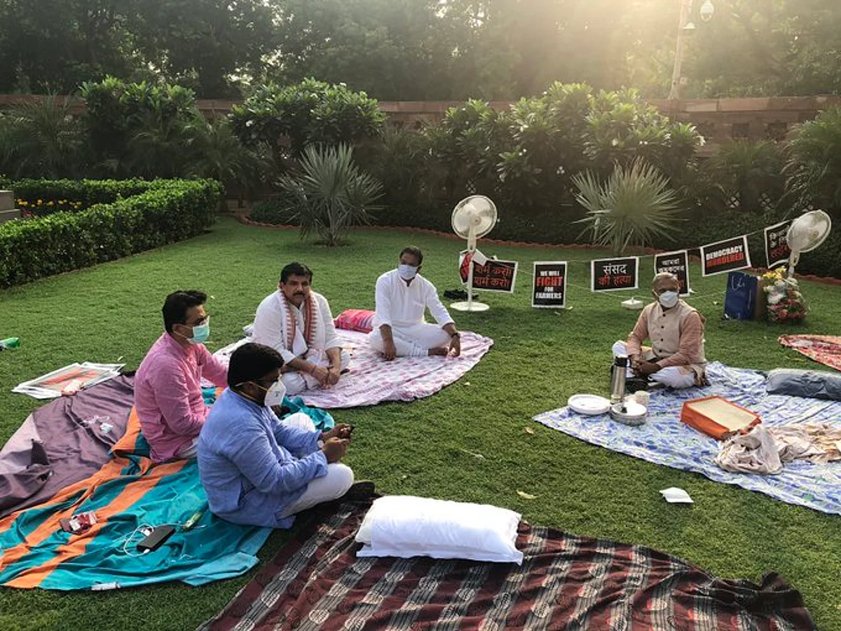 लोकतंत्र की खूबसूरती-निलंबित सांसदों को हरिवंश ने पिलाई चाय, PM ने की तारीफ